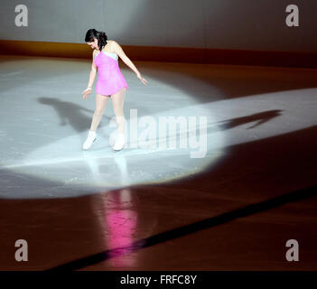 La scène féminine de patinage sur glace. Banque D'Images