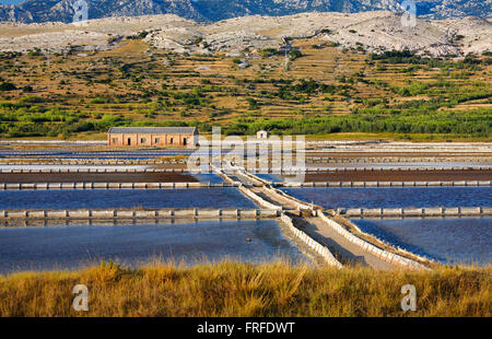 Pag, Croatie - Old salt piscines travaux encore en usage Banque D'Images