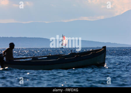 La voile en Méditerranée, la Croatie, le bateau de pêcheur à l'avant et voilier sur le dos Banque D'Images