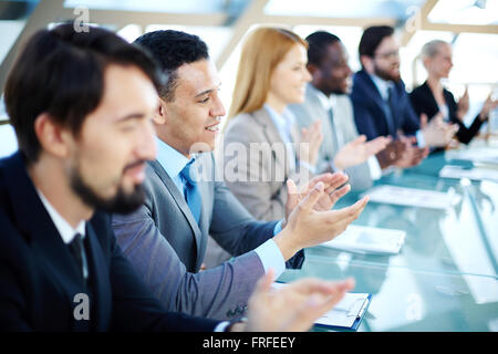 Les gens d'applaudir après discours de leur collègue Banque D'Images