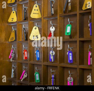 Les clés des chambres à la réception de l'auberge 2 étoiles 24 compteur. Banque D'Images
