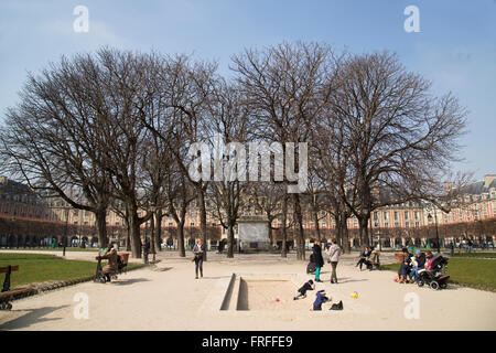 Les familles bénéficient d'une journée dans la Place des Vosges à Paris France en hiver Banque D'Images