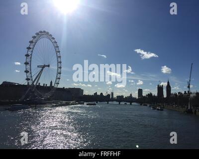 South Bank de Londres et de la Tamise sur une journée ensoleillée Banque D'Images