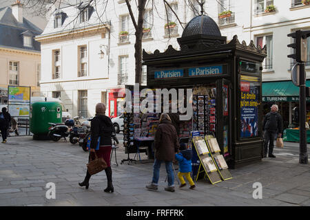 Kiosque à journaux traditionnels à Paris France en hiver Banque D'Images