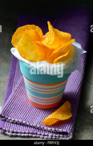 Croustilles de pommes de terre au paprika dans un petit bol Banque D'Images