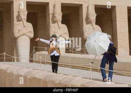 Un groupe de touristes de langue chinoise de profiter de l'expérience de visiter l'Ancien Temple égyptien d'Hatshepsout près de la Vallée des Rois, Louxor, vallée du Nil, en Égypte. Le temple funéraire de la reine Hatshepsout, le Djeser-Djeseru, est située sous les falaises de Deir el Bahari ('le Monastère du Nord'). Le temple funéraire est dédié au dieu soleil Amon-Ra et est considéré comme l'un des "monuments incomparables de l'Égypte ancienne." Le temple a été le site du massacre de 62 personnes, surtout des touristes, par les Islamistes le 17 novembre 1997. Banque D'Images