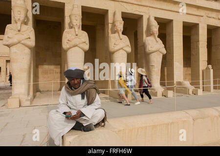 Un groupe de touristes de langue chinoise de profiter de l'expérience de visiter l'Ancien Temple égyptien d'Hatshepsout près de la Vallée des Rois, Louxor, vallée du Nil, en Égypte. Le temple funéraire de la reine Hatshepsout, le Djeser-Djeseru, est située sous les falaises de Deir el Bahari ('le Monastère du Nord'). Le temple funéraire est dédié au dieu soleil Amon-Ra et est considéré comme l'un des "monuments incomparables de l'Égypte ancienne." Le temple a été le site du massacre de 62 personnes, surtout des touristes, par les Islamistes le 17 novembre 1997. Banque D'Images