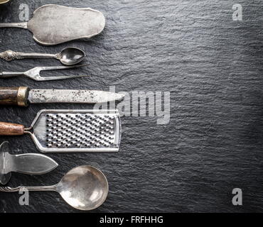 Des ustensiles de cuisine sur l'arrière-plan de graphite. Banque D'Images