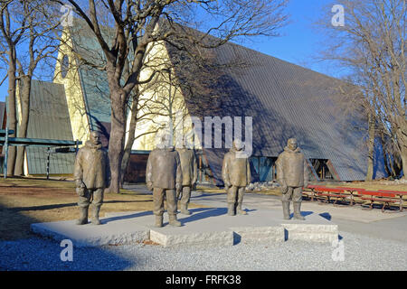 Le musée polaire qui abrite le navire '98.6' à Oslo, en Norvège, avec des statues d'Amundsen et ses hommes Banque D'Images