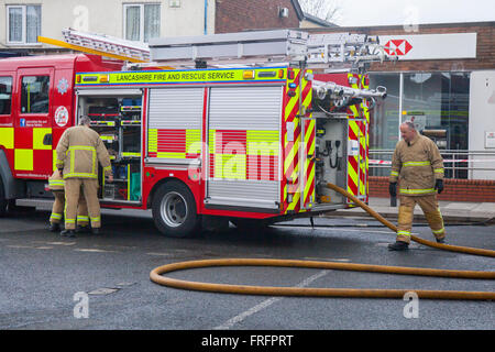 Tarleton, Lancashire, UK 22 Mars, 2016. Banque HSBC en raid Hesketh. Braqueurs de banque se sont échappés après avoir effectué un raid au petit matin dans le Lancashire. La Police du Lancashire a reçu des rapports de l'attaque sur la Station Road, à HSBC sur Hesketh Bank à 09:10 ce matin, comme les résidents locaux dans le village endormi normalement appelé les pompiers d'assister à un feu de BMW. Les auteurs ont pris la fuite après avoir abandonné leur véhicule et y mettre le feu et l'hélicoptère a été la force déployée. Credit : Mar Photographics/Alamy Live News Banque D'Images