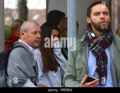 Bruxelles, Belgique. Mar 22, 2016. Les passagers se préparent à quitter l'aéroport de Bruxelles à Bruxelles, Belgique, le 22 mars 2016. Il y a 13 décès à l'aéroport de Bruxelles les explosions et 15 décès lors d'une explosion de la station de métro, en fonction de procureur fédéral belge et les chiffres officiels fournis par la STIB, Société des transports publics de Bruxelles. Credit : Gong Bing/Xinhua/Alamy Live News Banque D'Images