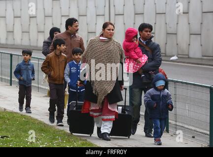 Bruxelles, Belgique. Mar 22, 2016. Les gens sont évacués de l'aéroport de Bruxelles à Bruxelles, Belgique, le 22 mars 2016. Il y a 13 décès à l'aéroport de Bruxelles les explosions et 15 décès lors d'une explosion de la station de métro, en fonction de procureur fédéral belge et les chiffres officiels fournis par la STIB, Société des transports publics de Bruxelles. Credit : Gong Bing/Xinhua/Alamy Live News Banque D'Images