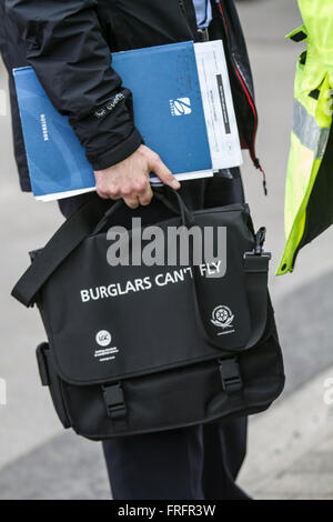 Les agents du CSI dans Tarleton, Lancashire, UK 22 Mars, 2016. Les cambrioleurs ne peuvent pas voler,   dans raid HSBC Banque Hesketh. Braqueurs de banque se sont échappés après avoir effectué un raid au petit matin dans le Lancashire. La Police du Lancashire a reçu des rapports de l'attaque sur la Station Road, à HSBC sur Hesketh Bank à 09:10 ce matin, comme les résidents locaux dans le village endormi normalement appelé les pompiers d'assister à un feu de BMW. Les auteurs ont pris la fuite après avoir abandonné leur véhicule et y mettre le feu et l'hélicoptère a été la force déployée. Banque D'Images