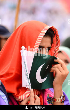 Du Pakistan. Mar 22, 2016. Un participant girl couvrant son visage par drapeau pakistanais lors de la cérémonie d'ouverture de Balochistan Sports Festival 2016 à l'occasion de la Journée du Pakistan. Organisé par le gouvernement du Baloutchistan en collaboration avec l'armée du Pakistan. Credit : Din Muhammad Watanpaal/Alamy Live News Banque D'Images