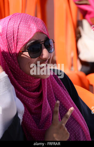 Du Pakistan. Mar 22, 2016. Un participant jeune fille avec la victoire lors de la cérémonie d'ouverture du Balochistan Sports Festival 2016 à l'occasion de la Journée du Pakistan. Organisé par le gouvernement du Baloutchistan en collaboration avec l'armée du Pakistan. Credit : Din Muhammad Watanpaal/Alamy Live News Banque D'Images