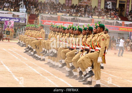 Du Pakistan. Mar 22, 2016. Personnel de l'armée organisent la parade sur le devant de la scène lors de la cérémonie d'ouverture du Balochistan Sports Festival 2016 à l'occasion de la Journée du Pakistan. Organisé par le gouvernement du Baloutchistan en collaboration avec l'armée du Pakistan. Credit : Din Muhammad Watanpaal/Alamy Live News Banque D'Images