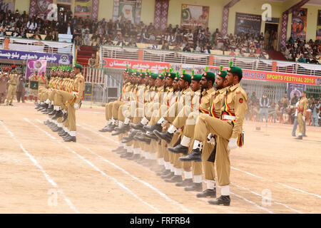 Du Pakistan. Mar 22, 2016. Personnel de l'armée organisent la parade sur le devant de la scène lors de la cérémonie d'ouverture du Balochistan Sports Festival 2016 à l'occasion de la Journée du Pakistan. Organisé par le gouvernement du Baloutchistan en collaboration avec l'armée du Pakistan. Credit : Din Muhammad Watanpaal/Alamy Live News Banque D'Images