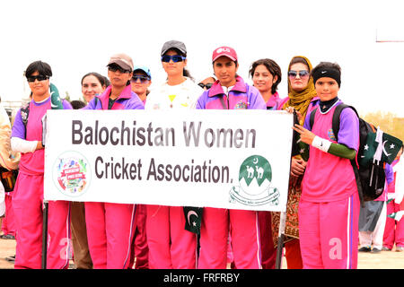 Du Pakistan. Mar 22, 2016. Grils studetns participent à la parade lors de la cérémonie d'ouverture du Balochistan Sports Festival 2016 à l'occasion de la Journée du Pakistan. Organisé par le gouvernement du Baloutchistan en collaboration avec l'armée du Pakistan. Credit : Din Muhammad Watanpaal/Alamy Live News Banque D'Images