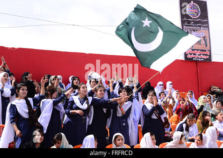 Du Pakistan. Mar 22, 2016. L'étudiant Filles hissé un drapeau pakistanais lors de la cérémonie d'ouverture de Balochistan Sports Festival 2016 à l'occasion de la Journée du Pakistan. Organisé par le gouvernement du Baloutchistan en collaboration avec l'armée du Pakistan. Credit : Din Muhammad Watanpaal/Alamy Live News Banque D'Images