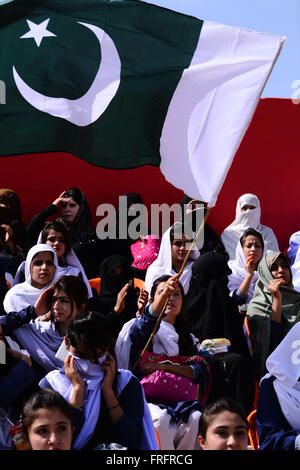 Du Pakistan. Mar 22, 2016. L'étudiant Filles hissé un drapeau pakistanais lors de la cérémonie d'ouverture de Balochistan Sports Festival 2016 à l'occasion de la Journée du Pakistan. Organisé par le gouvernement du Baloutchistan en collaboration avec l'armée du Pakistan. Credit : Din Muhammad Watanpaal/Alamy Live News Banque D'Images