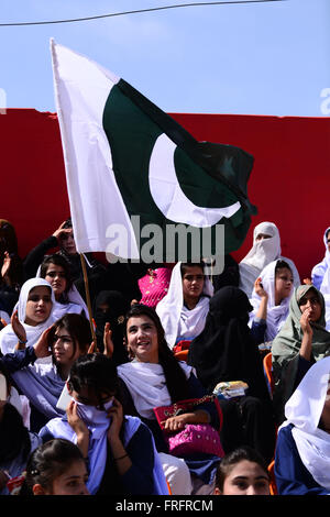 Du Pakistan. Mar 22, 2016. L'étudiant Filles hissé un drapeau pakistanais lors de la cérémonie d'ouverture de Balochistan Sports Festival 2016 à l'occasion de la Journée du Pakistan. Organisé par le gouvernement du Baloutchistan en collaboration avec l'armée du Pakistan. Credit : Din Muhammad Watanpaal/Alamy Live News Banque D'Images