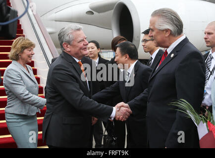 (160322) -- SHANGHAI, 22 mars 2016 (Xinhua) -- Le Président allemand Joachim Gauck (2L) est accueilli comme il arrive à l'Aéroport International de Hongqiao à Shanghai, Chine, le 22 mars 2016. (Xinhua/Pei Xin) (ZHS) Banque D'Images