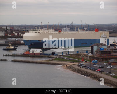 Newcastle Sur Tyne UK., 22 mars 2016. Météo britannique. Comme le temps couvert 59022tonne Matsui-OSK Lines ''véritable'' Ace transporteur véhicule navigue dans la mer du Nord à partir de la voiture Nissan Terminal sur le fleuve Tyne. Le Port of Tyne est reconnu comme un important gestionnaire de véhicules en Europe et a augmenté ses expéditions de véhicules Les véhicules à plus de 600,000 300,000 en cinq ans et gère un grand nombre de mondes grandes marques de voiture trois terminaux du port.. Credit : James Walsh/Alamy Live News Banque D'Images