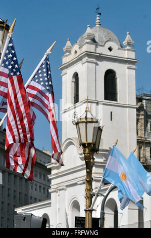 Buenos Aires, Argentine. Mar 22, 2016. Drapeaux nationaux de l'Argentine et les États-Unis sont vus à la Plaza de Mayo à Buenos Aires, capitale de l'Argentine, le 22 mars 2016. Le président américain Barack Obama arrivera à l'Argentine mardi soir. © TELAM/Xinhua/Alamy Live News Banque D'Images