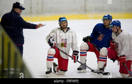 Velke Popovice, République tchèque. Mar 22, 2016. Coach Vladimir Vujtek et les joueurs de gauche à droite : Martin Zatovic, Jan Kolar Milan Doudera et photographié lors de la formation de l'Équipe nationale de hockey tchèque avant le Championnat du Monde de Hockey sur glace en Russie, à Velke Popovice, République tchèque, le 22 mars 2016. © Michal Kamaryt/CTK Photo/Alamy Live News Banque D'Images