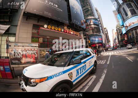 New York, USA. Mar 22, 2016. Un véhicule de la police à New York garé en face de l'entrée du métro à Times Square le Mardi, Mars 22, 2016. La sécurité à New York a été renforcée à la suite des attentats terroristes à l'explosif à Bruxelles, Belgique. Crédit : Richard Levine/Alamy Live News Banque D'Images