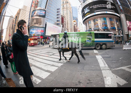 New York, USA. Mar 22, 2016. Un officier de la Police montée des patrouilles à New York Times Square le Mardi, Mars 22, 2016. La sécurité à New York a été renforcée à la suite des attentats terroristes à l'explosif à Bruxelles, Belgique. Crédit : Richard Levine/Alamy Live News Banque D'Images