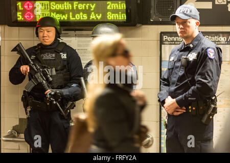 (160322) -- NEW YORK, 22 mars 2016 (Xinhua) -- Les agents du Service de police de New York patrouille à la station de métro à Manhattan, New York, aux États-Unis le 22 mars 2016. Maire de la ville de New York, Bill De Blasio a déclaré mardi que la ville a une présence accrue de la police et des forces de contre-terrorisme dans ses stations de métro et d'autres centres de transport en commun. La décision a été prise après les attaques terroristes s'est passé à Bruxelles, Belgique, le mardi matin, qui a fait au moins 34 personnes tuées et 200 autres blessées. (Xinhua/Muzi Li) Banque D'Images