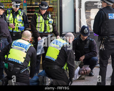 Londres, Royaume-Uni. Mar 22, 2016. Un homme est arrêté à l'extérieur de la gare de Victoria à Londres - LBC suggère de était armé d'une arme sur un bus Crédit : Nick Moore/Alamy Live News Banque D'Images