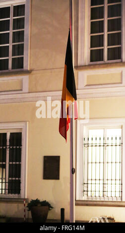 Le pavillon belge vole en berne à l'Ambassade de Belgique à Varsovie, Pologne. Des couronnes de fleurs, et des bougies ont été posés en face de l'Ambassade de Belgique à Varsovie, Pologne, après les attaques terroristes ont tué 34 personnes à Bruxelles, Belgique heures avant. Plus de 200 personnes ont été blessées dans les attaques, y compris 2 pôles. L'organisation terroriste l'ISIS, l'État islamique d'Irak et la Syrie ont revendiqué la responsabilité des attaques dans la capitale de la Belgique. Pendant les heures de la matinée, le mardi 22 mars 2016, plusieurs bombes ont explosé dans le suicide l'aéroport de Zaventem dans le hall des départs. Une autre bombe a été Banque D'Images