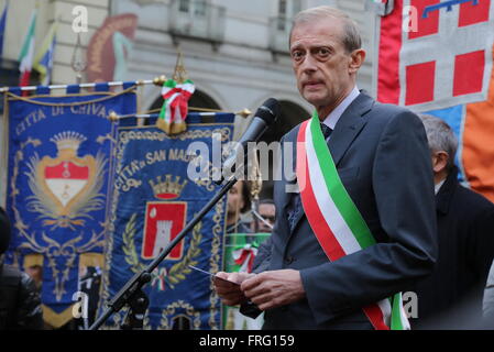 Turin, Italie. Mar 22, 2016. Des centaines de personnes sont descendues dans les rues de Turin contre le terrorisme et à exprimer leur solidarité avec les victimes des bombardements dans la région de Bruxelles. Le nombre de morts dans l'explosion meurtrière à l'aéroport de Bruxelles et à une station de métro est passé à au moins 31 personnes. Credit : Massimiliano Ferraro/Pacific Press/Alamy Live News Banque D'Images