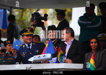 La Paz, Bolivie - 22 mars 2016 : le président bolivien Evo Morales (centre) est titulaire d'un modèle réduit de navire que les défilés militaires montres hes lors d'événements pour commémorer le jour de la mer / Dia del Mar. à sa droite est le président du Sénat Juan Alberto 'gringo' Gonzales. Chaque année le 23 mars La Bolivie célèbre la Journée de la mer, un événement patriotique de se souvenir de la perte de ses zones côtières Litoral Province par suite de la guerre du Pacifique avec le Chili. Brunker Crédit : James/Alamy Live News Banque D'Images