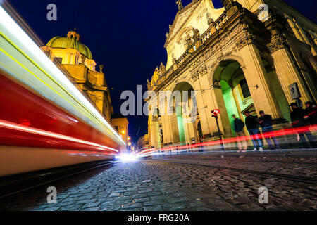 Prague, République tchèque. Mar 21, 2016. Train près du Karluv Most à Prague, République Tchèque © Aziz Karimov/Pacific Press/Alamy Live News Banque D'Images