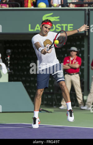 Key Biscayne, Floride, USA. Mar 22, 2016. Key Biscayne, Floride - 22 mars : Roger Federer (SUI) vibrer la foule qui venait de le regarder pratiquer à l'Open de Miami 2016 au Centre de tennis Crandon de Key Biscayne en Floride. Crédit : Andrew Patron/Zuma/Patron © Andrew fil fil ZUMA/Alamy Live News Banque D'Images