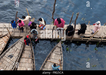 Dhaka, Bangladesh. 21 mars, 2016. Les gens à bord de bateau à la rivière Buriganga qui est plein de pas- de l'eau couleur noire à Dhaka, Bangladesh, le 21 mars 2016. Une grande partie de la rivière Buriganga qui est la ligne de vie de la capitale est devenu noir avec des déchets toxiques, l'huile et les produits chimiques qui s'y jettent d'unités industrielles. La rivière Buriganga, qui s'écoule par Dhaka est maintenant l'un des plus pollué et biologique des rivières morts au Bangladesh. Zakir Hossain Chowdhury Crédit : zakir/Alamy Live News Banque D'Images