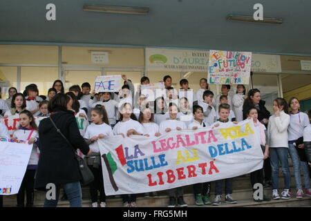 Napoli, Italie. Mar 22, 2016. À Priziac, province de Naples, les écoles locales ont pris part à la Giornata della Memoria delle vittime di mafia ou jour de commémoration des victimes de la Mafia. Les enfants de l'école sont descendus dans la rue pour dire non à la Mafia, défiler dans les rues du pays dirigé par le Brass Band de ' des Carabiniers, où ils ont été lus par des centaines de victimes innocentes de la mafia. Credit : Salvatore Esposito/Pacific Press/Alamy Live News Banque D'Images