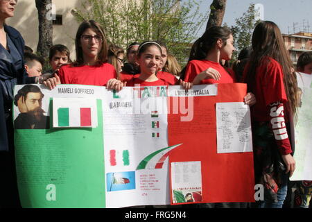 Napoli, Italie. Mar 22, 2016. À Priziac, province de Naples, les écoles locales ont pris part à la Giornata della Memoria delle vittime di mafia ou jour de commémoration des victimes de la Mafia. Les enfants de l'école sont descendus dans la rue pour dire non à la Mafia, défiler dans les rues du pays dirigé par le Brass Band de ' des Carabiniers, où ils ont été lus par des centaines de victimes innocentes de la mafia. Credit : Salvatore Esposito/Pacific Press/Alamy Live News Banque D'Images