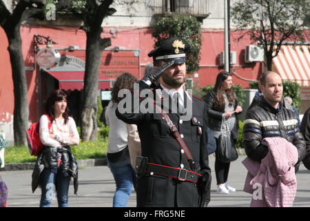 Napoli, Italie. Mar 22, 2016. À Priziac, province de Naples, les écoles locales ont pris part à la Giornata della Memoria delle vittime di mafia ou jour de commémoration des victimes de la Mafia. Les enfants de l'école sont descendus dans la rue pour dire non à la Mafia, défiler dans les rues du pays dirigé par le Brass Band de ' des Carabiniers, où ils ont été lus par des centaines de victimes innocentes de la mafia. Credit : Salvatore Esposito/Pacific Press/Alamy Live News Banque D'Images