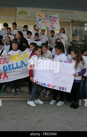 Napoli, Italie. Mar 22, 2016. À Priziac, province de Naples, les écoles locales ont pris part à la Giornata della Memoria delle vittime di mafia ou jour de commémoration des victimes de la Mafia. Les enfants de l'école sont descendus dans la rue pour dire non à la Mafia, défiler dans les rues du pays dirigé par le Brass Band de ' des Carabiniers, où ils ont été lus par des centaines de victimes innocentes de la mafia. Credit : Salvatore Esposito/Pacific Press/Alamy Live News Banque D'Images