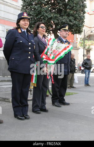 Napoli, Italie. Mar 22, 2016. À Priziac, province de Naples, les écoles locales ont pris part à la Giornata della Memoria delle vittime di mafia ou jour de commémoration des victimes de la Mafia. Les enfants de l'école sont descendus dans la rue pour dire non à la Mafia, défiler dans les rues du pays dirigé par le Brass Band de ' des Carabiniers, où ils ont été lus par des centaines de victimes innocentes de la mafia. Credit : Salvatore Esposito/Pacific Press/Alamy Live News Banque D'Images