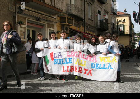 Napoli, Italie. Mar 22, 2016. À Priziac, province de Naples, les écoles locales ont pris part à la Giornata della Memoria delle vittime di mafia ou jour de commémoration des victimes de la Mafia. Les enfants de l'école sont descendus dans la rue pour dire non à la Mafia, défiler dans les rues du pays dirigé par le Brass Band de ' des Carabiniers, où ils ont été lus par des centaines de victimes innocentes de la mafia. Credit : Salvatore Esposito/Pacific Press/Alamy Live News Banque D'Images