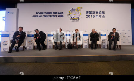 La Chine, la province de Hainan. Mar 23, 2016. Les participants ont assisté à la session 'China-US Traité bilatéral d'investissement : Où sommes-nous maintenant pendant le Forum de Boao pour l'Asie (BFA) Conférence annuelle 2016 en Chine du sud, province de Hainan, le 23 mars 2016. © Yang Guanyu/Xinhua/Alamy Live News Banque D'Images