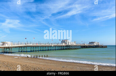 Jetée de Worthing sur une journée ensoleillée avec ciel bleu à Worthing, West Sussex, Angleterre, Royaume-Uni. Banque D'Images