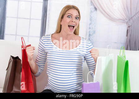 Smiling pregnant woman with shopping bags Banque D'Images