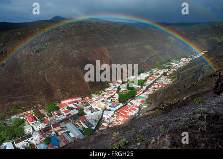 Arc-en-ciel sur Jamestown, la capitale de l'île de Sainte-Hélène dans l'Atlantique Sud Banque D'Images