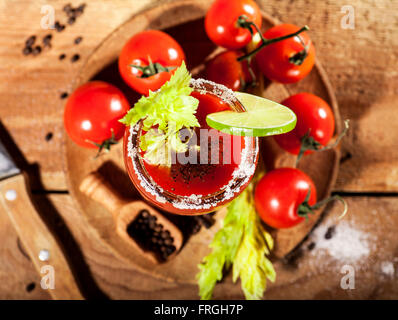 Cocktail Bloody Mary sur un fond de bois Banque D'Images